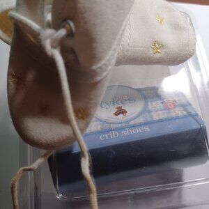 Baby Tyles crib shoes size 0--3 months